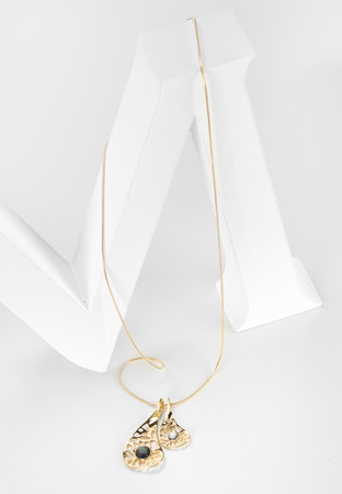 Naszyjnik z ażurowymi zawieszkami