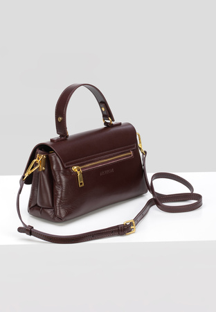 Brązowa torebka ze złotym wykończeniem