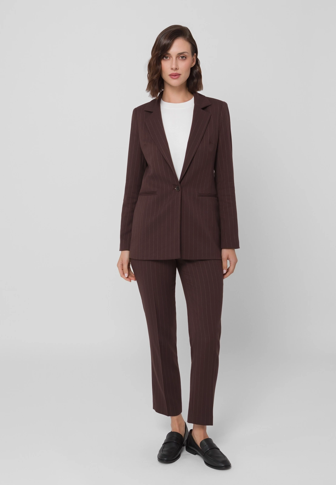 Brązowy żakiet w prążek zapinany na jeden guzik