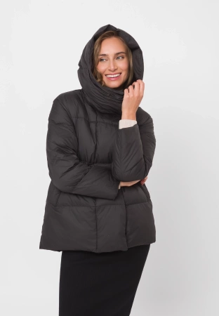 Czarna pikowana kurtka z kapturem