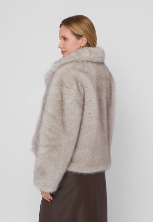 Krótkie futerko w kolorze brązowo-szarym