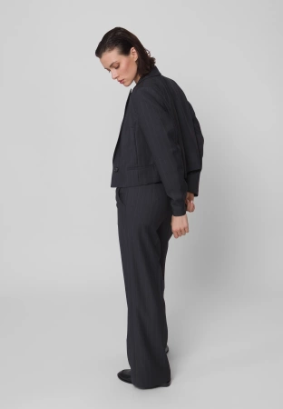 Krótki żakiet w prążek na jeden guzik