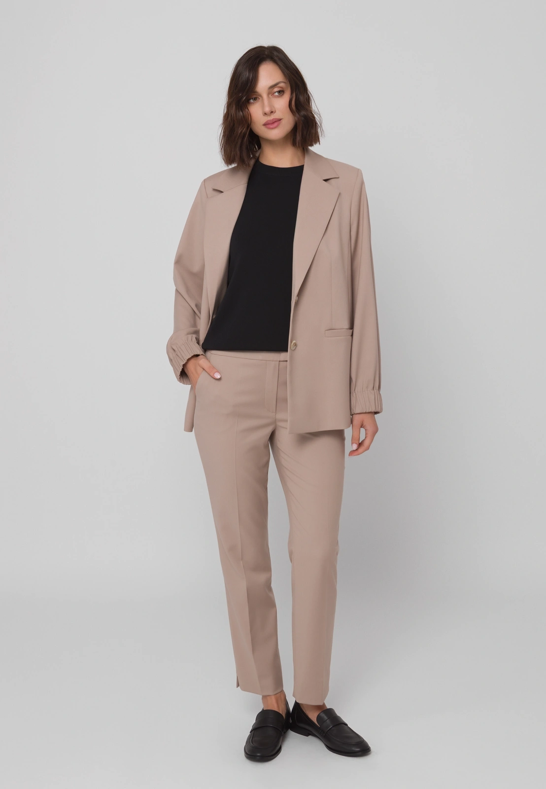 Beżowy żakiet ze ściągaczami