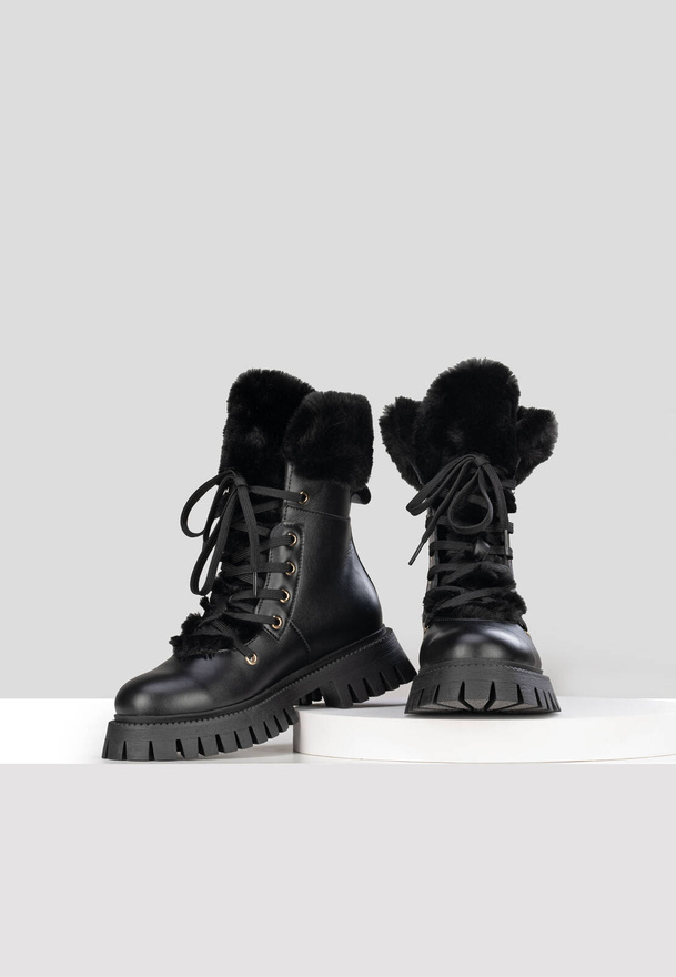 Czarne skórzane trapery z futerkiem