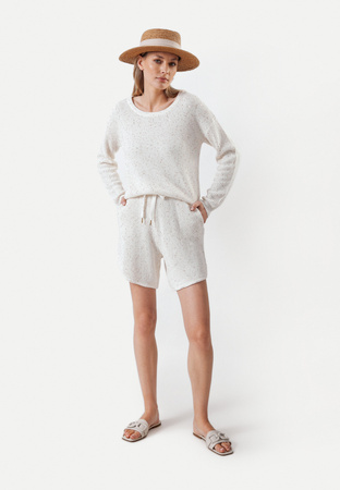 Dzianinowe spodenki ecru ze złotymi cekinami