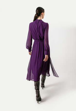 Fioletowa sukienka z wiązaniem w pasie