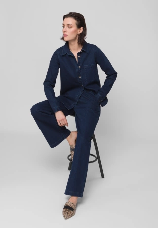 Granatowa jeansowa koszula zapinana na guziki