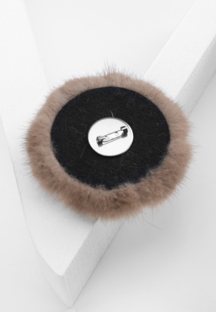 Beżowa broszka z naturalnym futrem