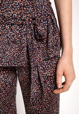 Bluzka z cienkiej tkaniny z paskiem