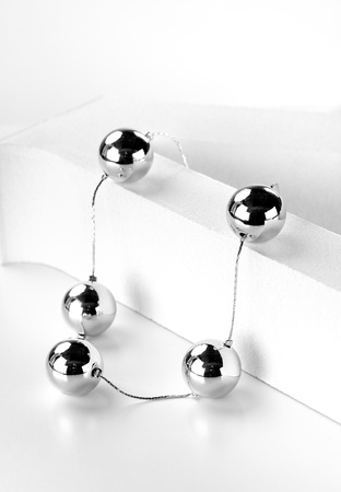 Krótki naszyjnik z koralami na łańcuszku typu żmijka