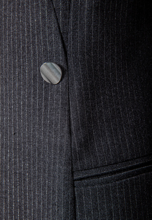 Biurowa sukienka w prążki z błyszczącą nitką