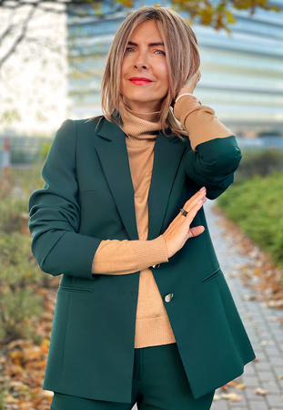 Spodnie w kant w kolorze butelkowej zieleni