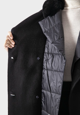 Czarny pikowany płaszcz z naturalnym kołnierzem