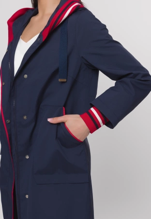 Granatowy płaszcz z czerwonymi ściągaczami