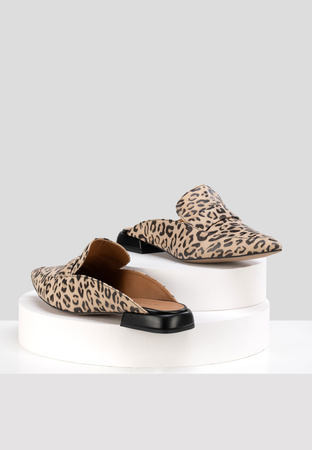 Klapki mule w panterkowy wzór