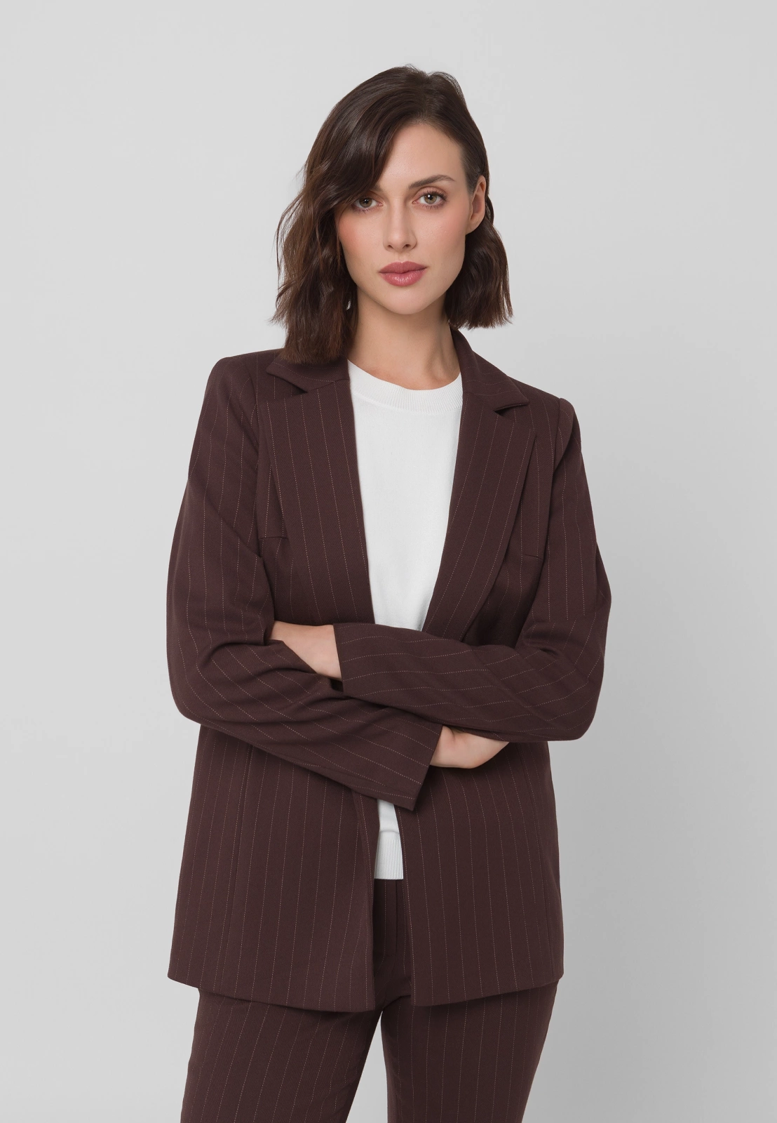 Brązowy żakiet w prążek zapinany na jeden guzik