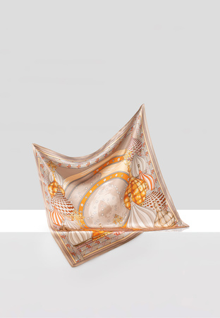 Beżowa jedwabna apaszka w oryginalny wzór