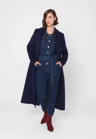 Granatowy jeansowy kombinezon wiązany w pasie