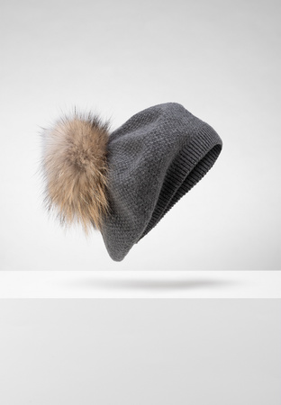 Szary beret z pomponem z naturalnego futra