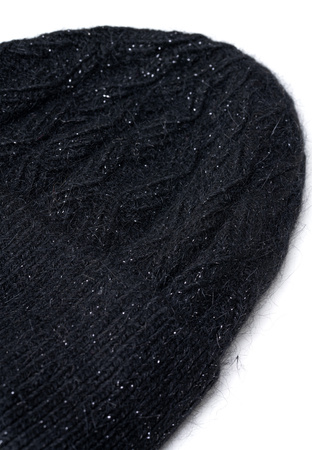 Czarna czapka w warkocze