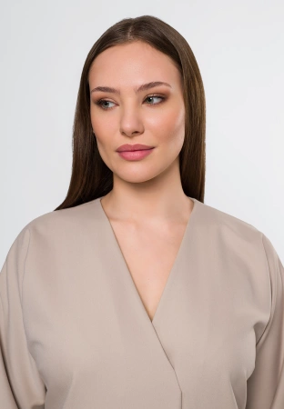 Beżowy kombinezon z asymetrycznym przodem o luźnej formie