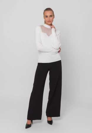 Ecru dzianinowy półgolf z ażurowym dekoltem