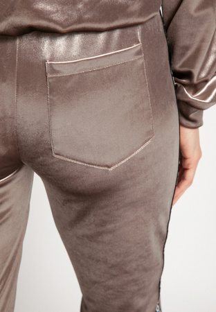 Beżowe welurowe spodnie dresowe z lampasami