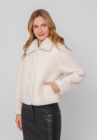 Krótkie wełniane futerko w kolorze ecru