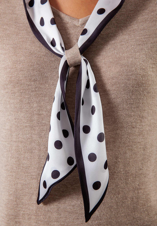 Jasnobrązowy sweter z apaszką w grochy