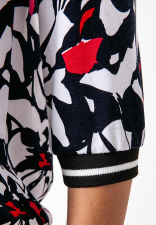 Wiskozowa bluzka w kwiaty z czerwienią