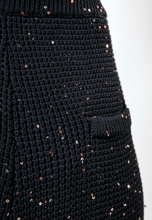 Czarne dzianinowe spodenki ze złotymi cekinami
