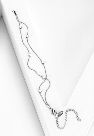 Delikatna bransoletka z kwadratowymi koralikami