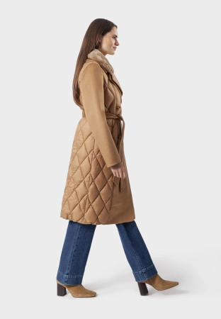 Camelowy pikowany płaszcz z naturalnym kołnierzem