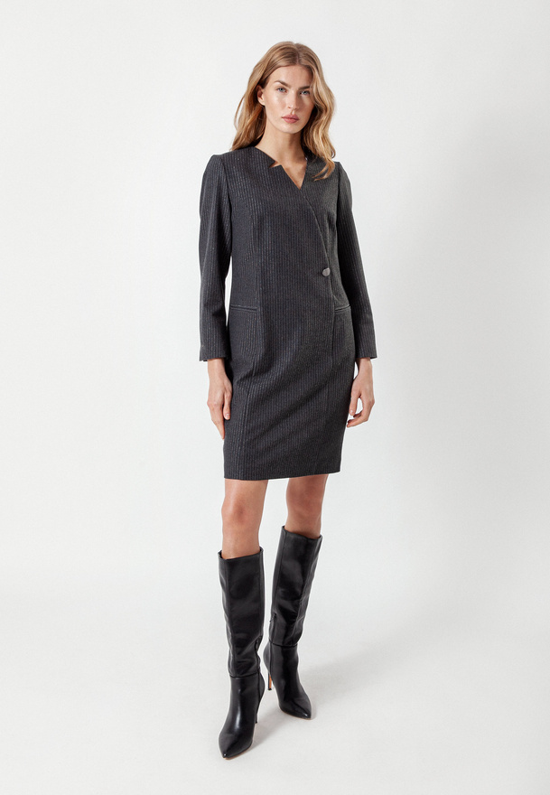 Biurowa sukienka w prążki z błyszczącą nitką