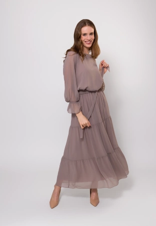 Zwiewna sukienka maxi wiązana w pasie