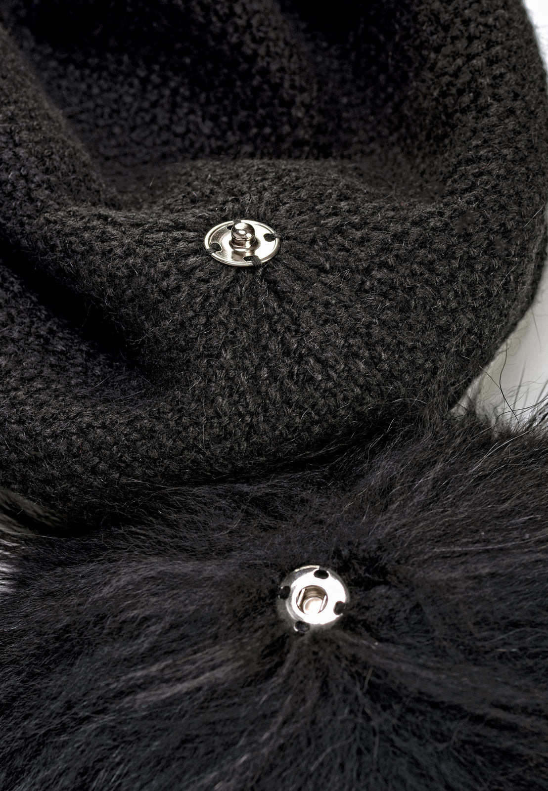 Czarny beret z pomponem