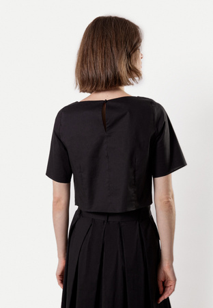 Krótka bawełniana bluzka w czarnym kolorze