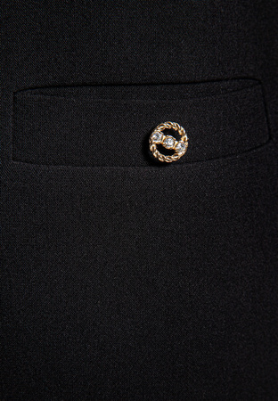 Czarna prosta sukienka z biżuteryjnymi guzikami