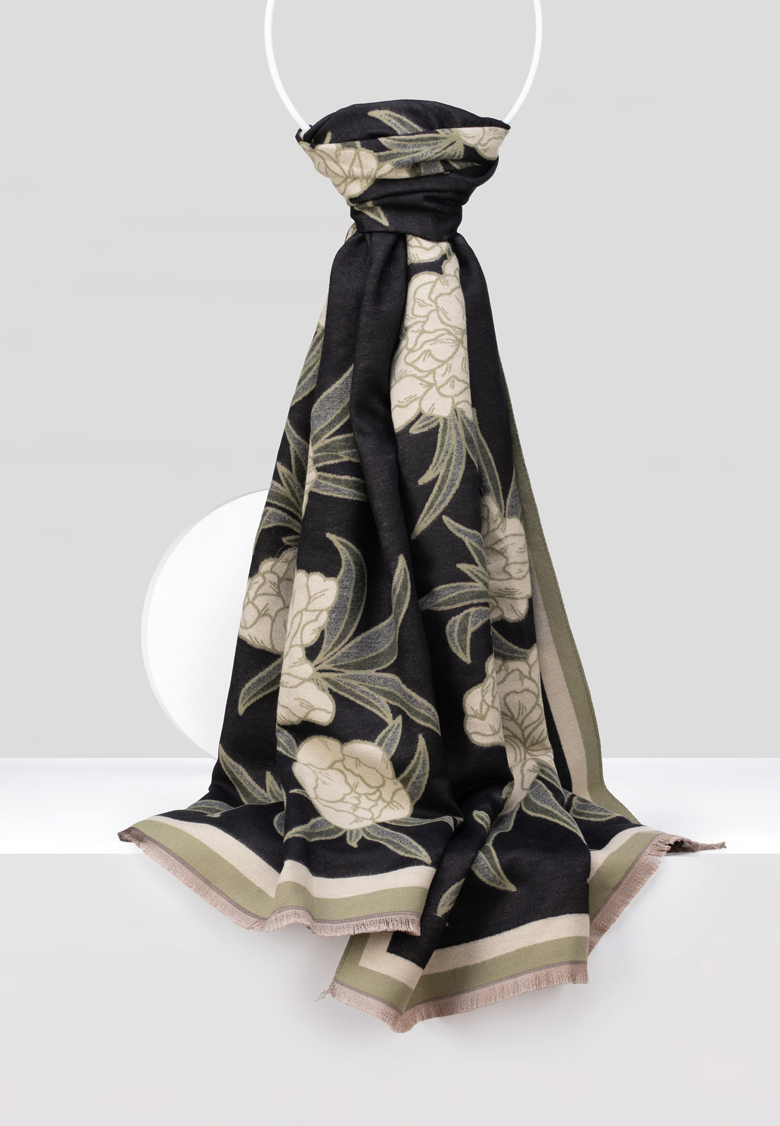 Szal w kwiaty z wiskozą