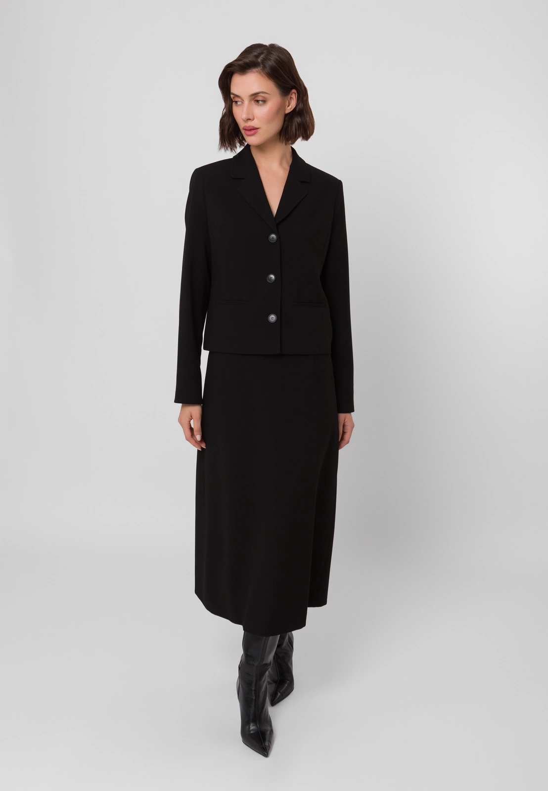 Krótki czarny żakiet z klasycznym kołnierzem