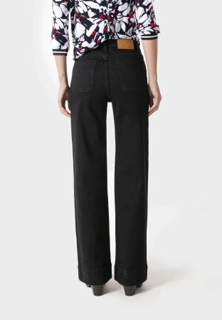 Czarne jeansy z szeroką nogawką