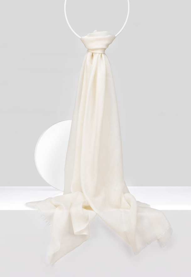 Cienki wełniany szal w kolorze ecru