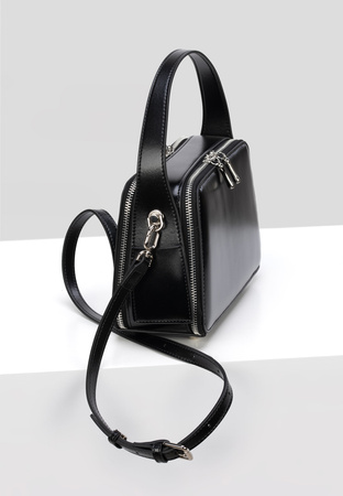 Czarna torebka z błyszczącej skóry