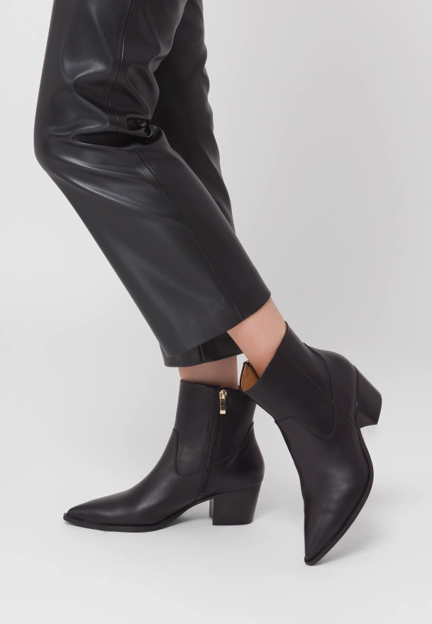 Czarne skórzane botki
