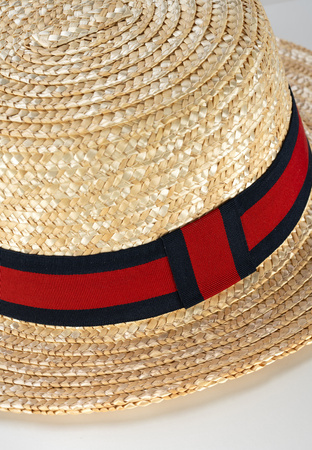 Kapelusz zdobiony czerwoną tasiemką