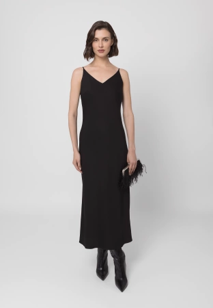 Satynowa sukienka na cienkich ramiączkach