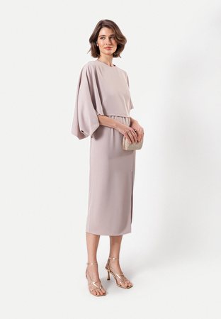 Beżowa sukienka z kimonowymi rękawami