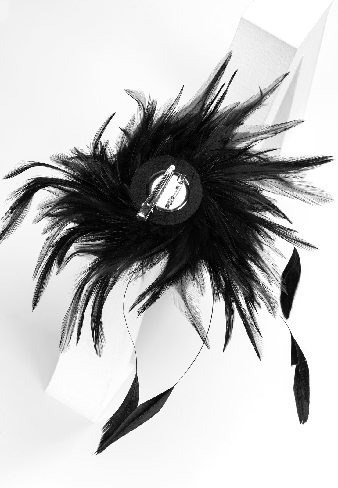Broszka spinka z czarnymi piórami