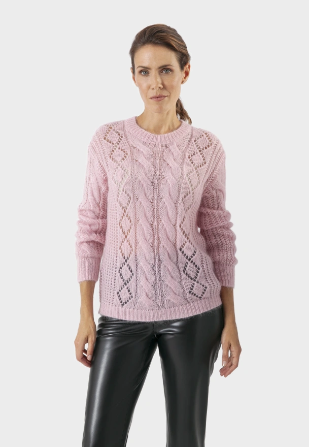 Różowy sweter z ażurowym splotem
