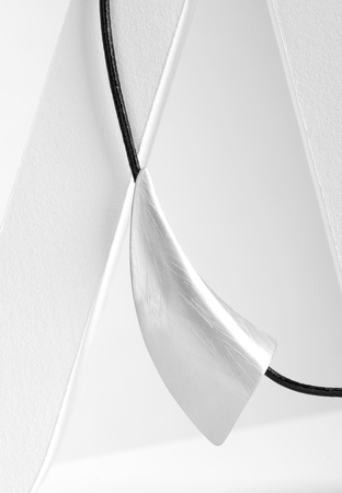 Naszyjnik z oryginalną zawieszką w kolorze srebrnym